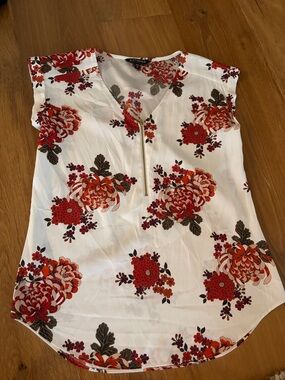 Express White Floral Zip-Front Cap Sleeve Top with Blooms - Sz XS